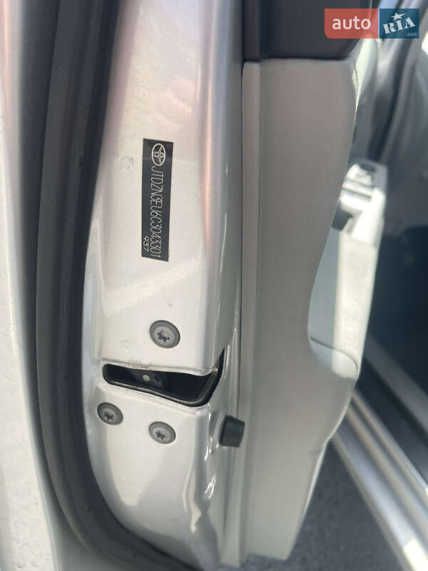 Хетчбек Toyota Prius v 2011 в Києві