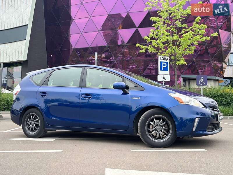 Toyota Prius v 2014