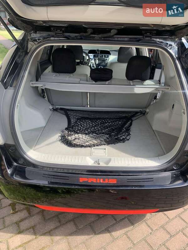 Универсал Toyota Prius v 2012 в Киеве