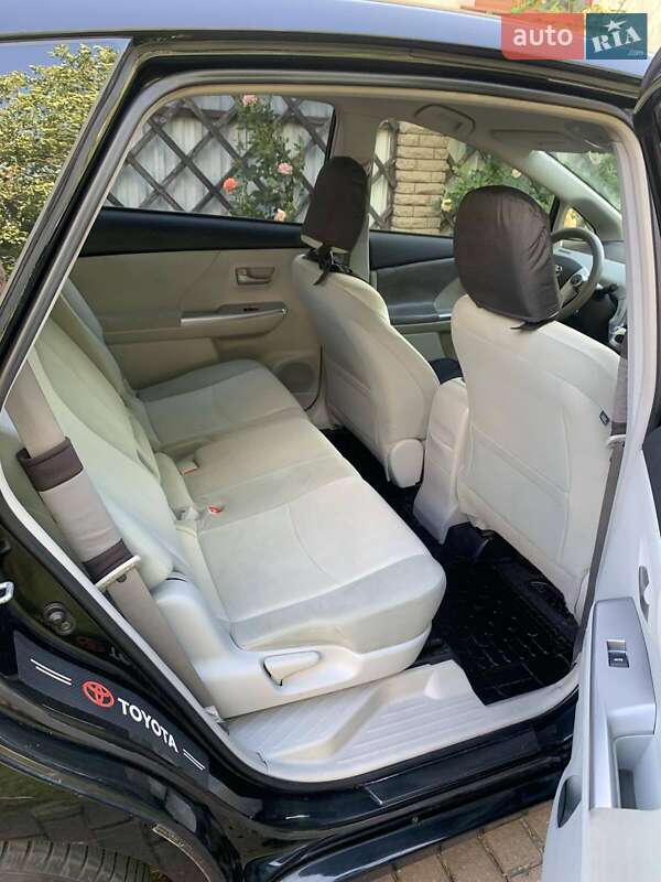 Универсал Toyota Prius v 2012 в Киеве