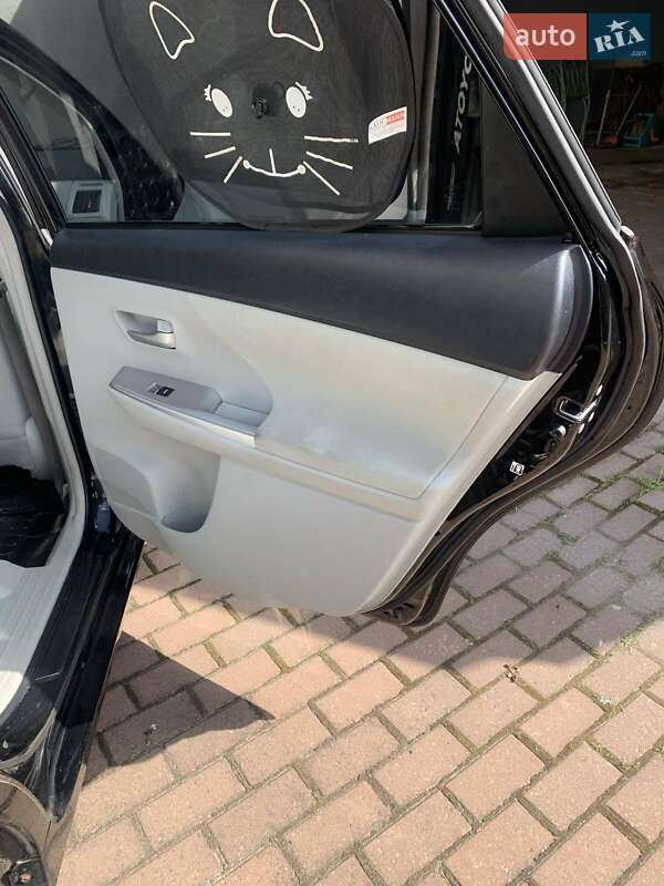 Универсал Toyota Prius v 2012 в Киеве
