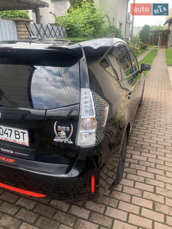 Универсал Toyota Prius v 2012 в Киеве