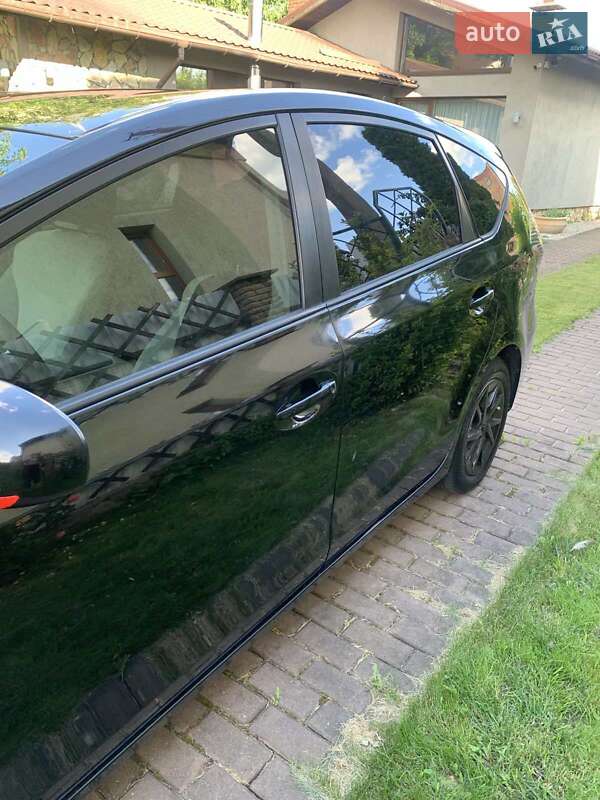 Универсал Toyota Prius v 2012 в Киеве