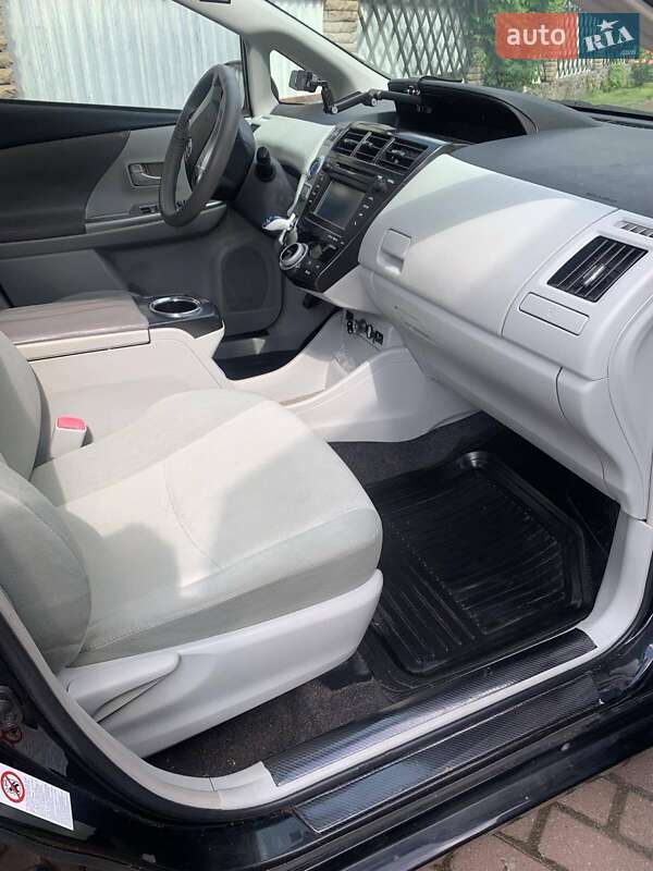 Универсал Toyota Prius v 2012 в Киеве