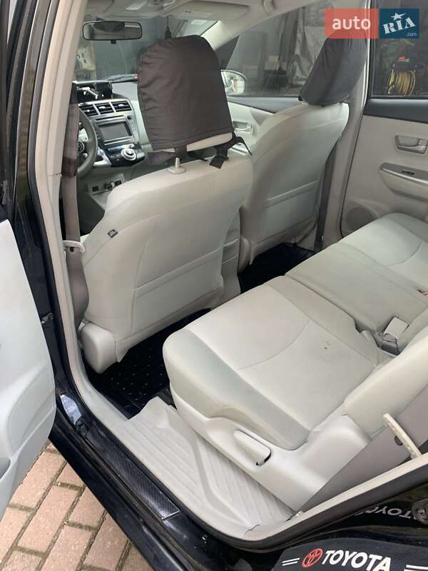 Универсал Toyota Prius v 2012 в Киеве