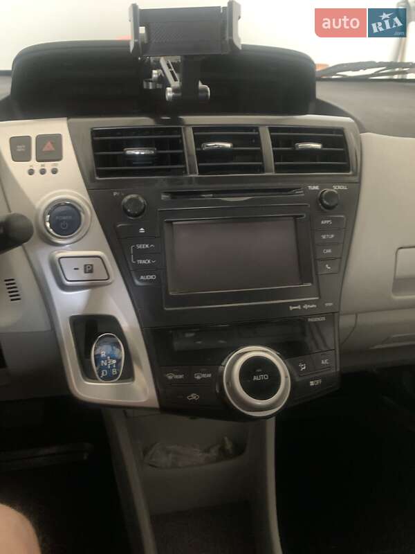 Универсал Toyota Prius v 2012 в Киеве