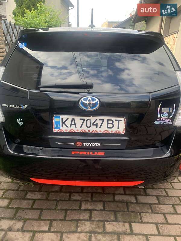 Универсал Toyota Prius v 2012 в Киеве