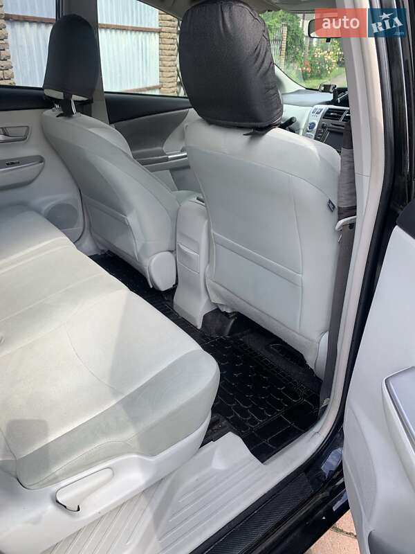 Универсал Toyota Prius v 2012 в Киеве