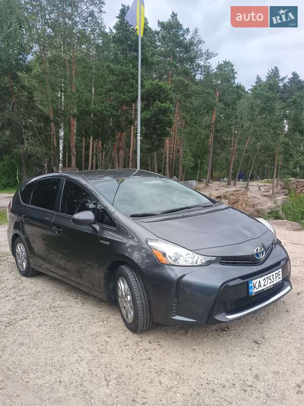 Toyota Prius v 2015
