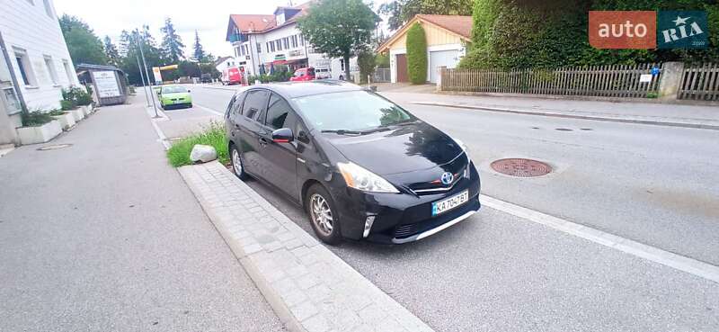 Универсал Toyota Prius v 2012 в Киеве