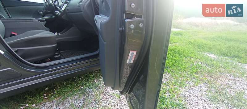 Универсал Toyota Prius v 2013 в Мироновке