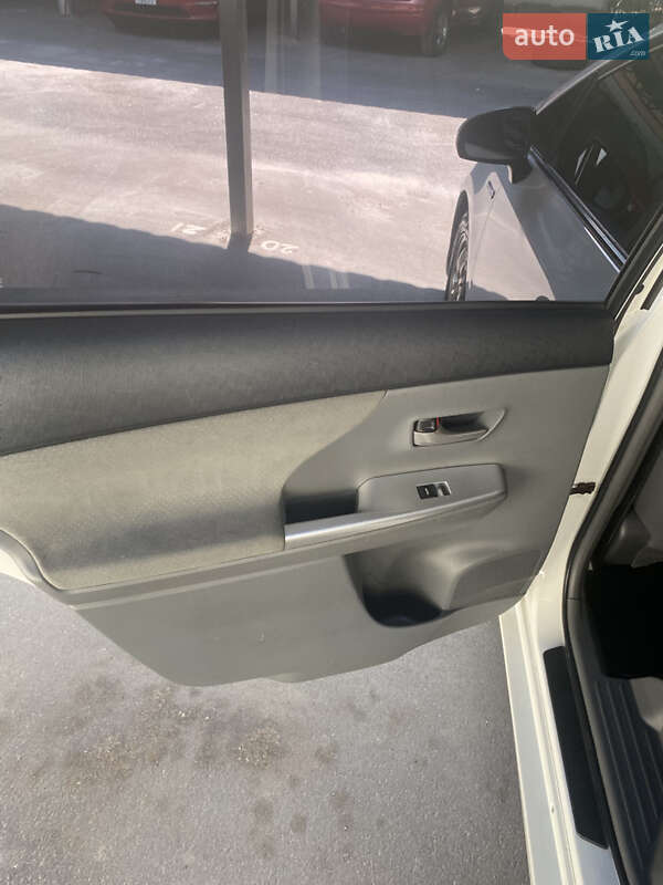 Универсал Toyota Prius v 2013 в Киеве