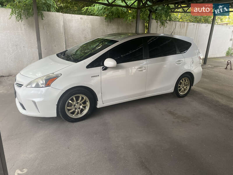Toyota Prius v 2013