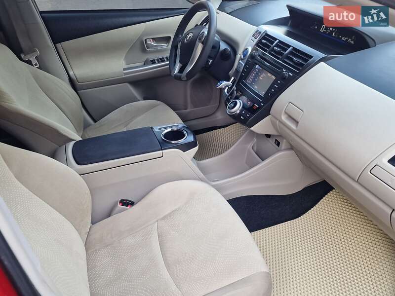 Универсал Toyota Prius v 2012 в Николаеве