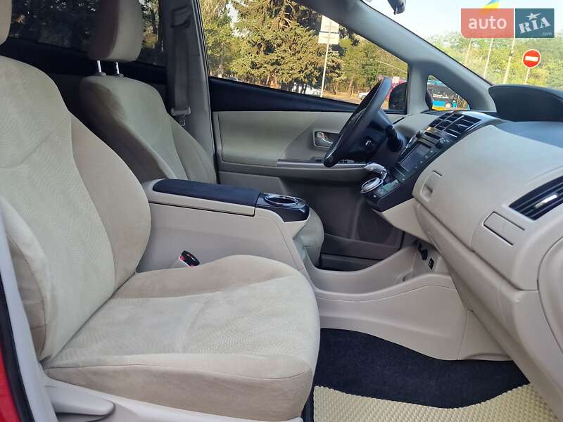 Универсал Toyota Prius v 2012 в Николаеве