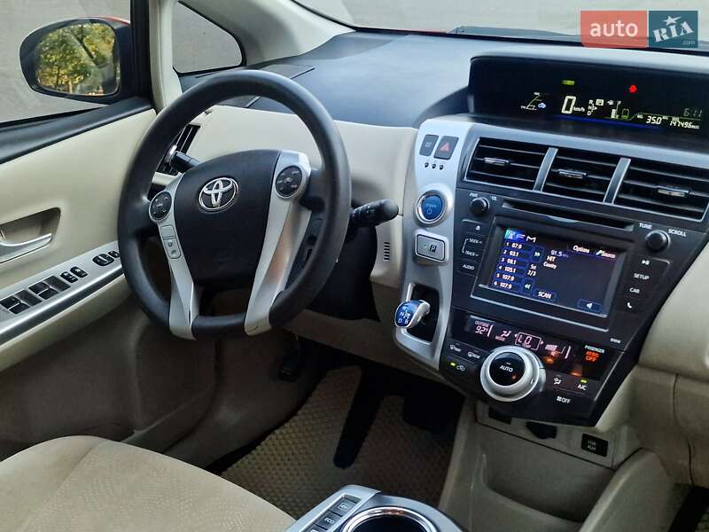 Универсал Toyota Prius v 2012 в Николаеве