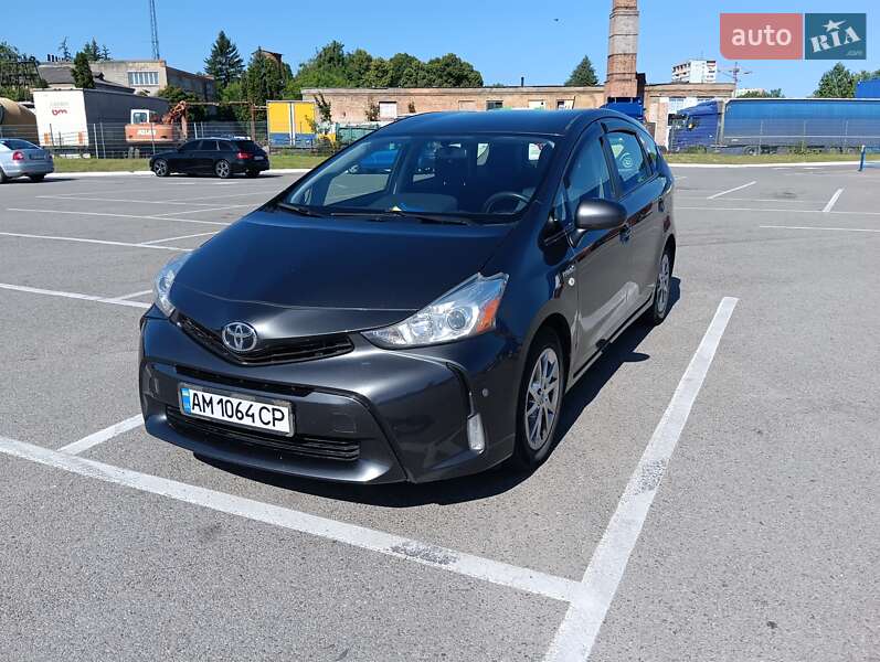 Toyota Prius v 2015