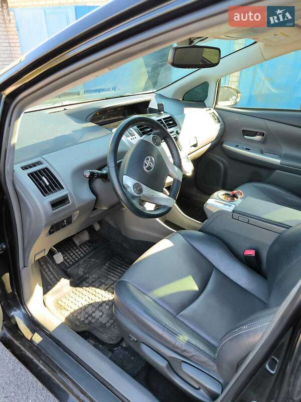 Универсал Toyota Prius v 2014 в Кривом Роге