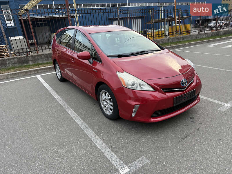 Toyota Prius v 2013 Toyota Prius v 2013