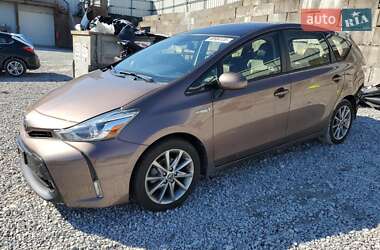 Toyota Prius v 2017