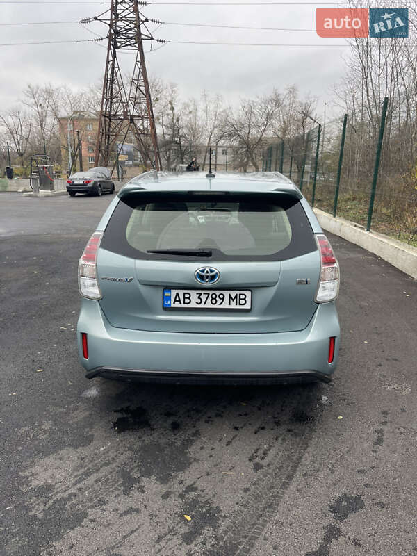 Хэтчбек Toyota Prius v 2016 в Киеве