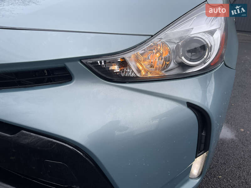 Хэтчбек Toyota Prius v 2016 в Киеве