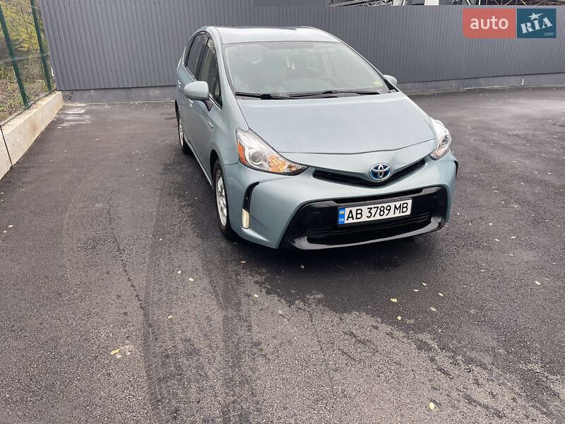 Хэтчбек Toyota Prius v 2016 в Киеве