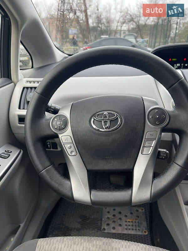 Хэтчбек Toyota Prius v 2016 в Киеве