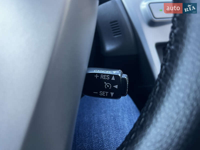 Універсал Toyota Prius v 2013 в Луцьку