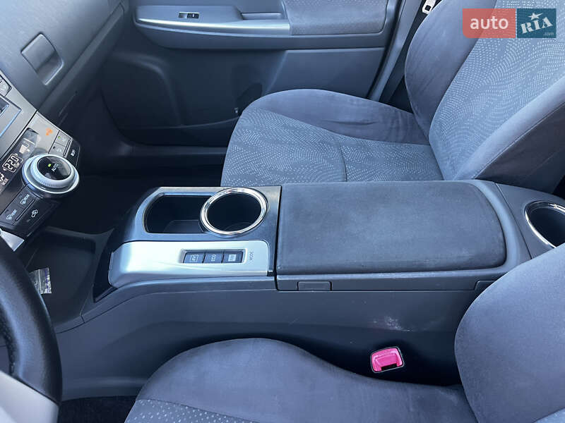 Універсал Toyota Prius v 2013 в Луцьку
