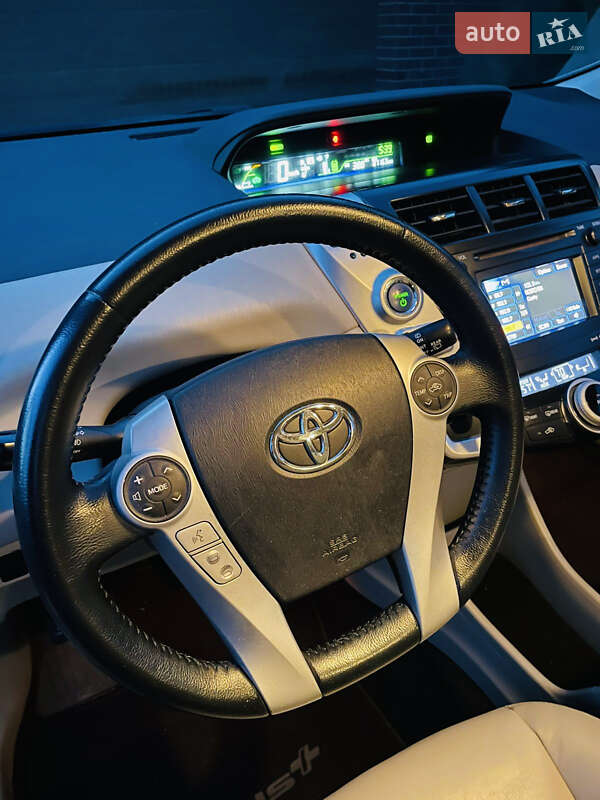 Универсал Toyota Prius v 2013 в Одессе