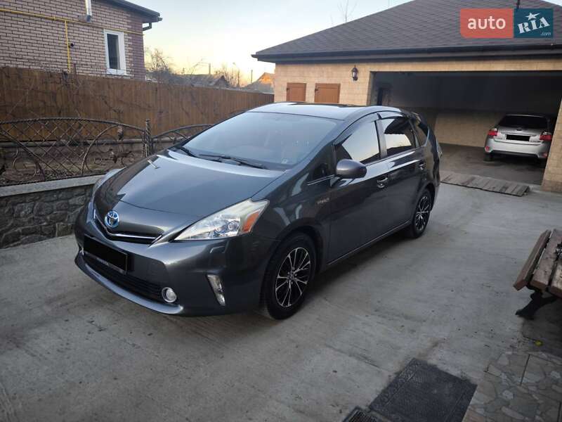 Toyota Prius v 2012