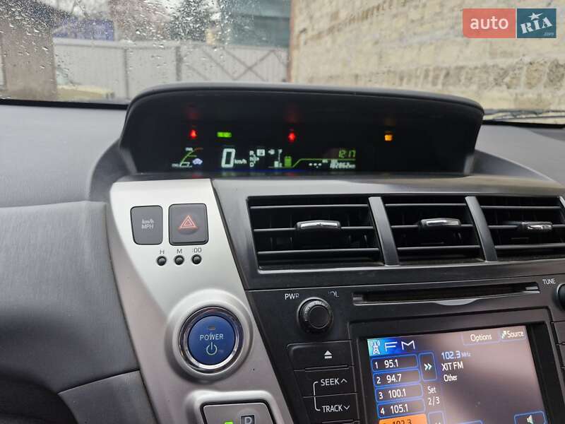 Универсал Toyota Prius v 2013 в Полтаве