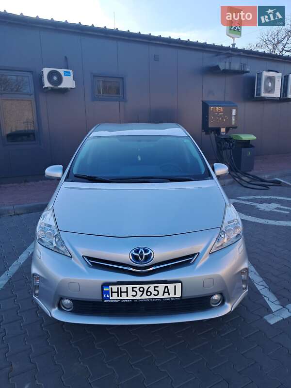 Toyota Prius v 2014