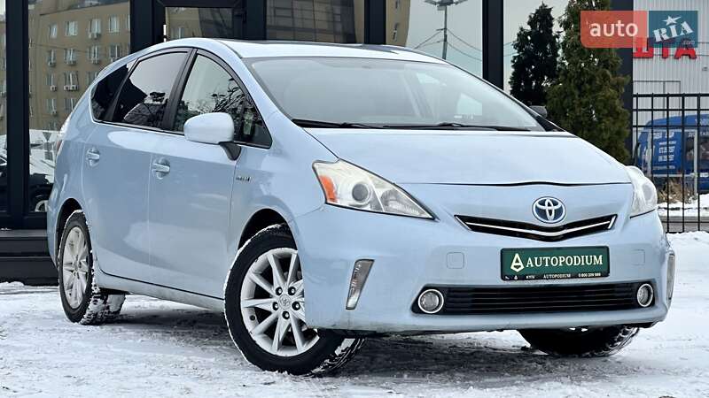Toyota Prius v 2013