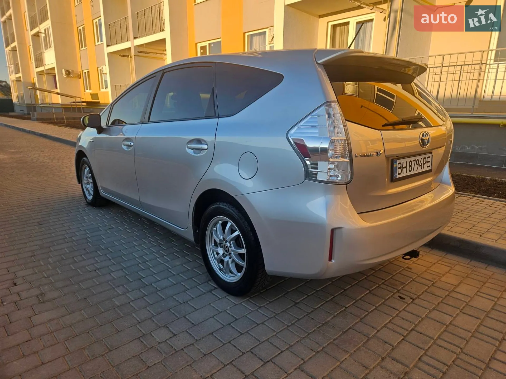2014 Toyota Prius v (+) - мініатюра 5