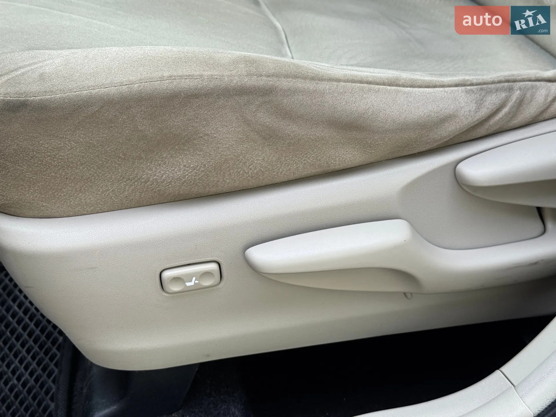 2013 Toyota Prius v (+) - мініатюра 18