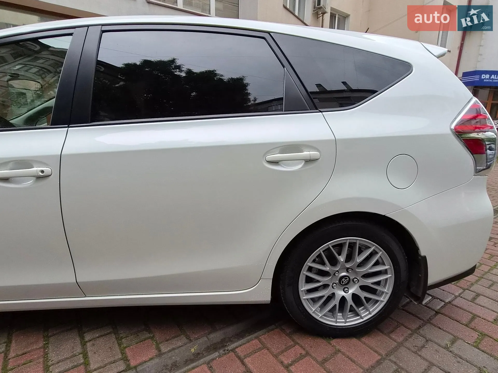 2014 Toyota Prius v (+) - мініатюра 12