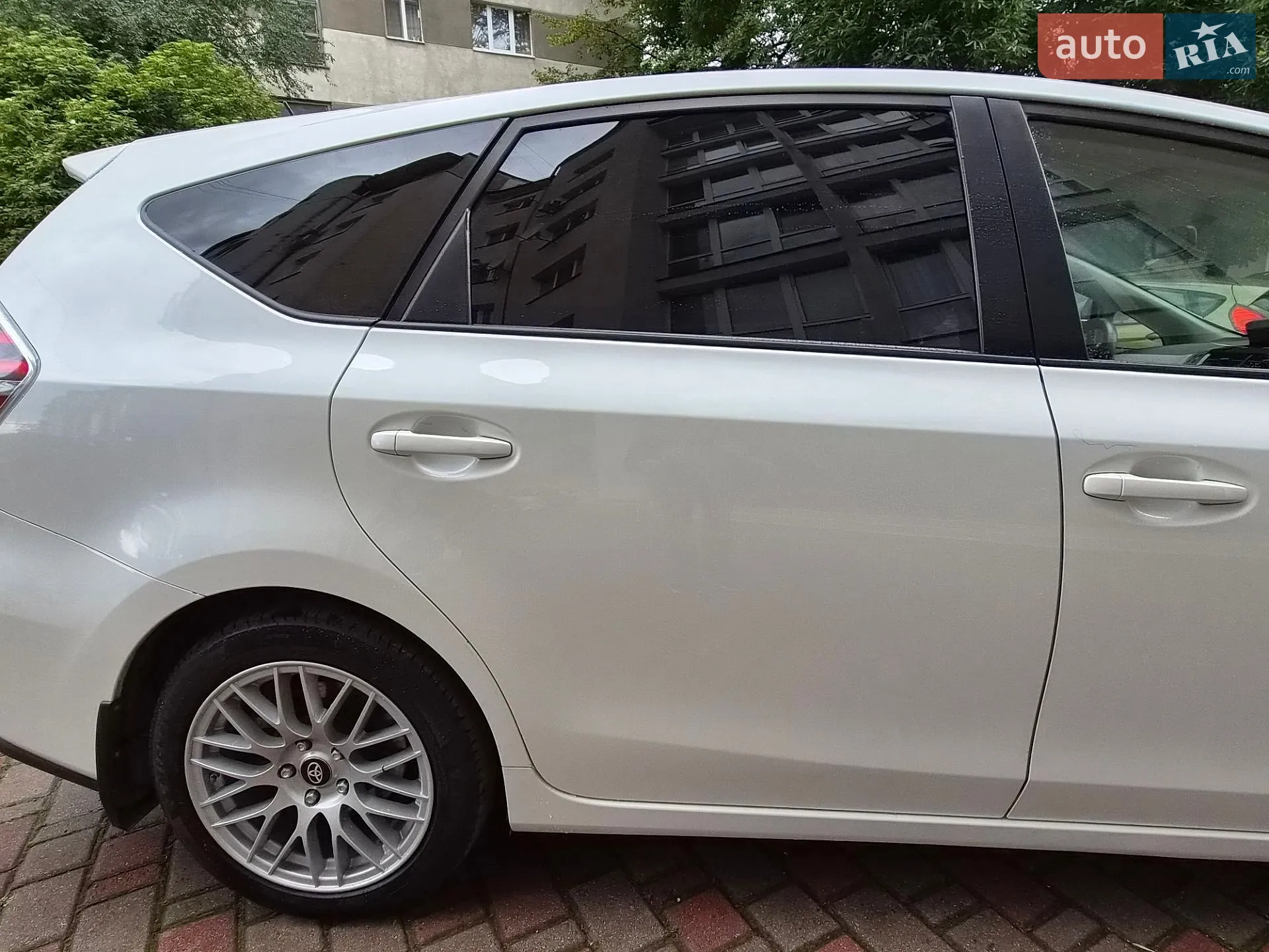 2014 Toyota Prius v (+) - мініатюра 16