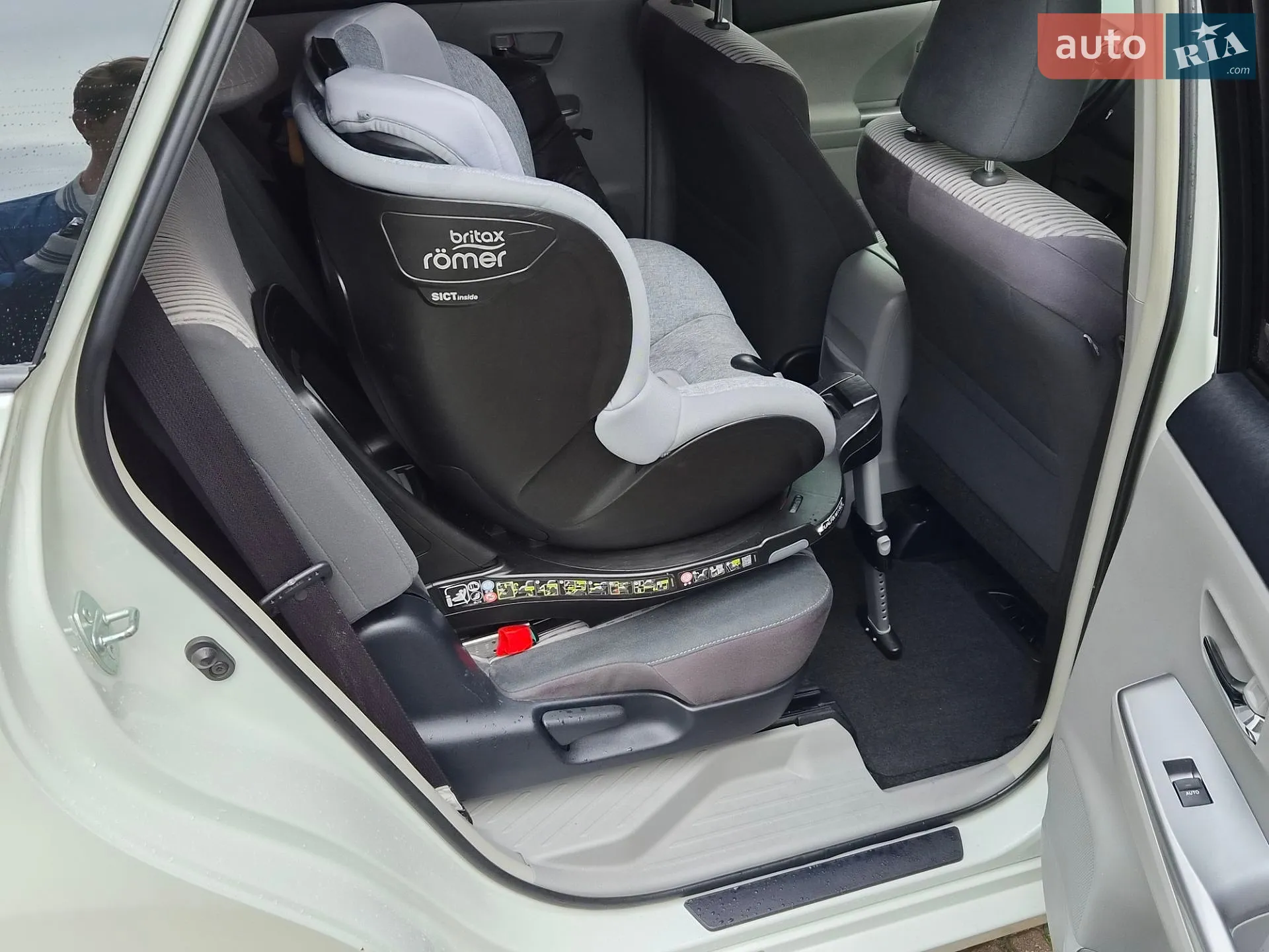 2014 Toyota Prius v (+) - мініатюра 38