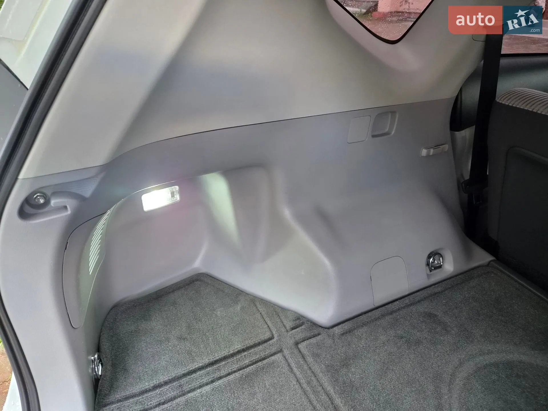 2014 Toyota Prius v (+) - мініатюра 41