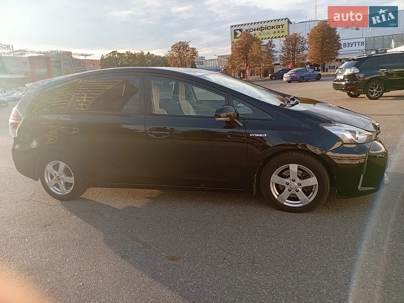 Toyota Prius v
