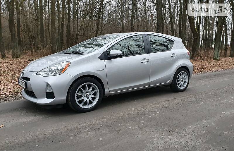 Хетчбек Toyota Prius 2013 в 