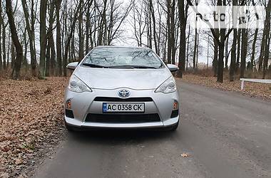 Хетчбек Toyota Prius 2013 в 
