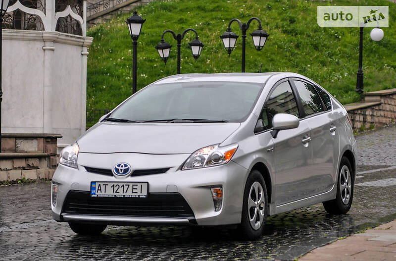 Седан Toyota Prius 2015 в Черновцах