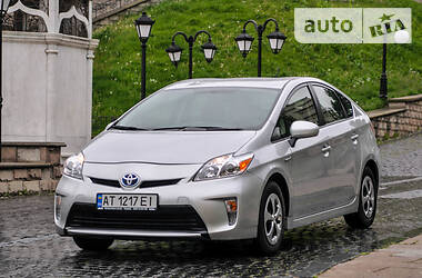 Седан Toyota Prius 2015 в 