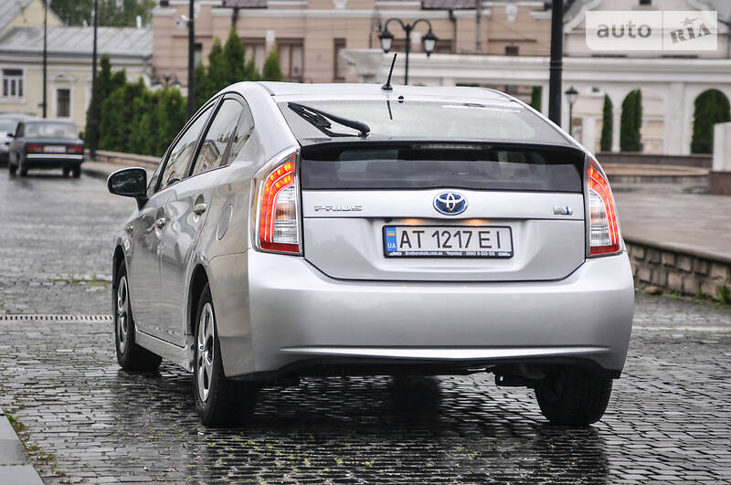 Седан Toyota Prius 2015 в Черновцах