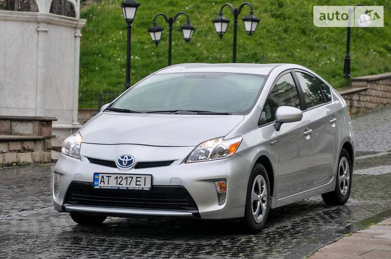 Седан Toyota Prius 2015 в Черновцах