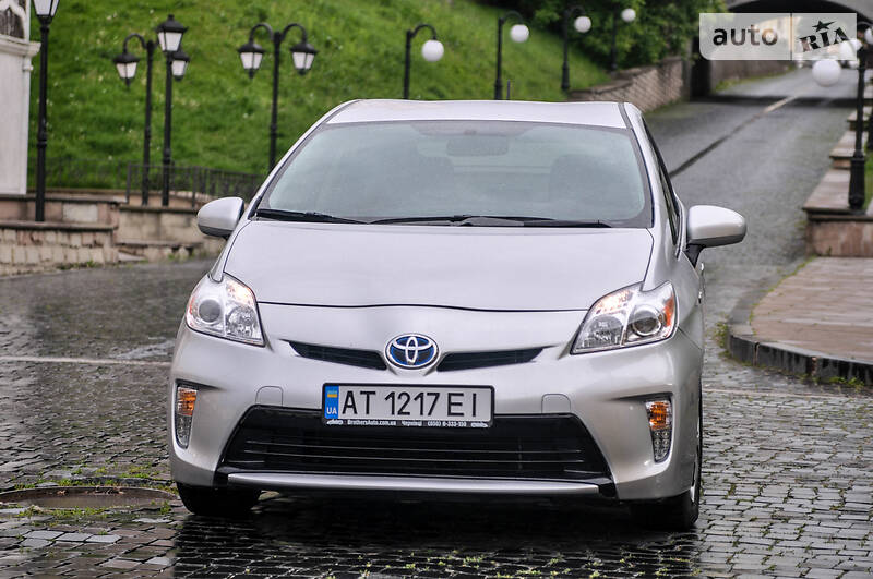 Седан Toyota Prius 2015 в Черновцах