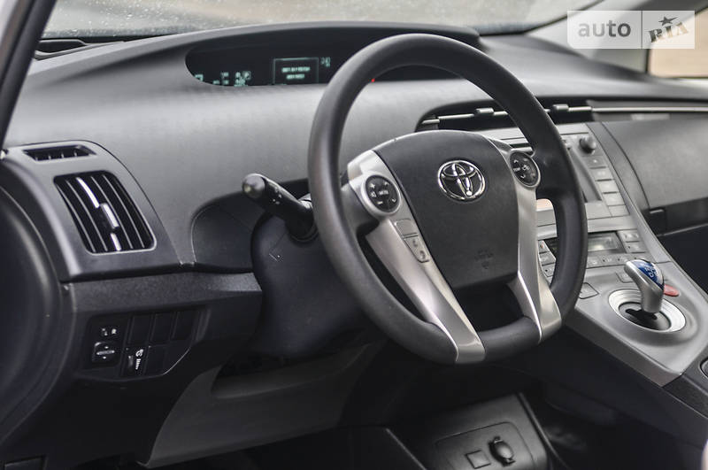 Седан Toyota Prius 2015 в Черновцах